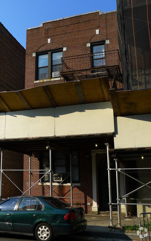Building Photo - 41-22 Gleane St