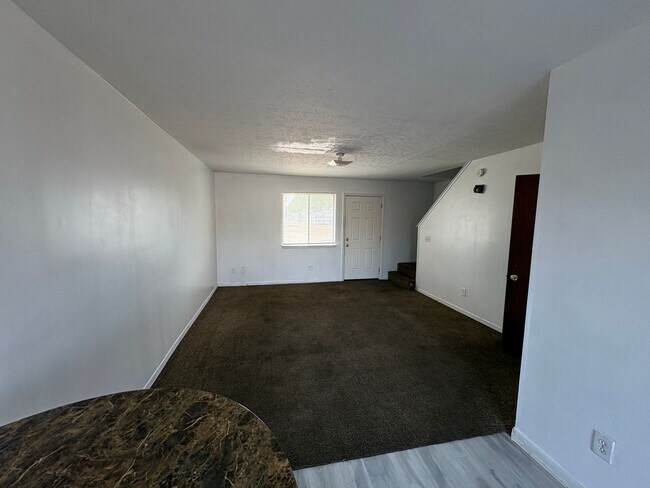 Foto del edificio - 5115 E 10th St