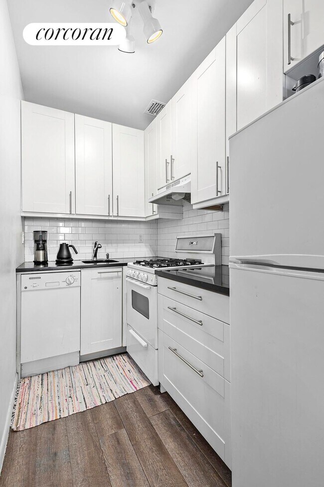 Building Photo - 134 W 71st St