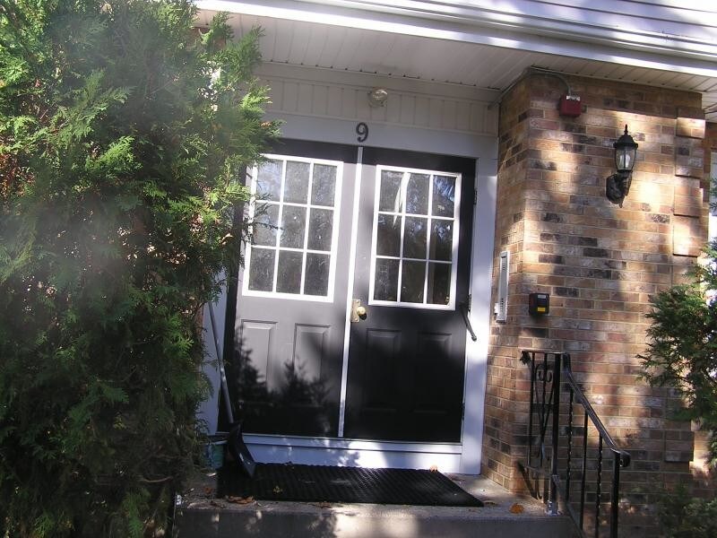 Primary Photo - 9 Shoreham Ct