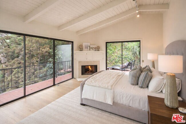 Foto del edificio - 9305 Beverlycrest Dr