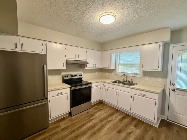 Foto del edificio - Two bedroom, 1.5 townhouse in Graham (Park...
