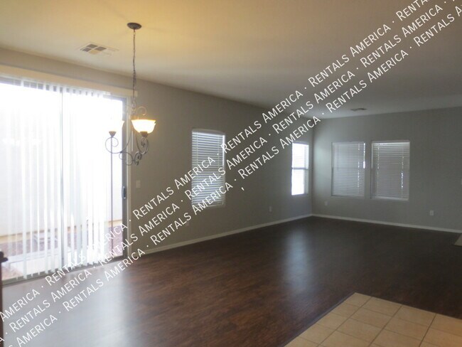 Building Photo - Available NOW ~ 3 Bed 2.5 Bath in Mendocin...