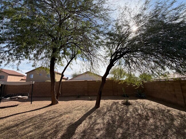 Building Photo - 1347 E 10th Pl