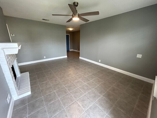 Foto del edificio - ** Application Received** AVAILABLE NOW! R...