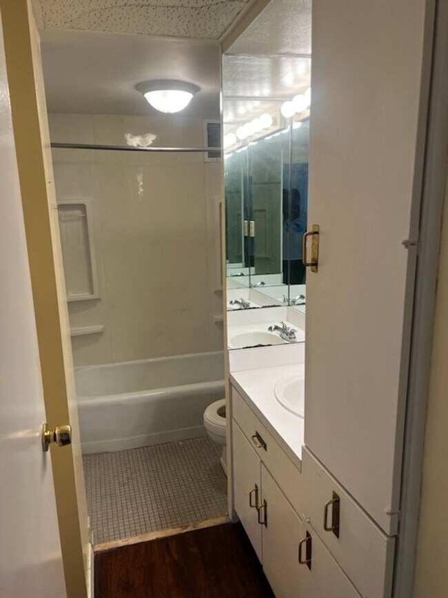 Foto del edificio - Midtown High Rise Apartment Available Now