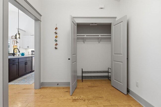 Foto del edificio - Modern & Fully-Furnished 3-Bedroom Home in Arden with Utilities Included