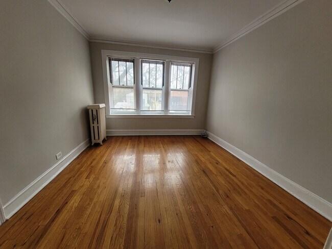 living room - 2259 W Eastwood Ave