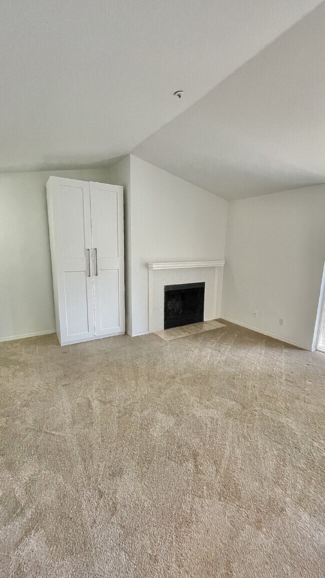 Foto del edificio - Serene Top-Floor Condo in Lake Forest Park...