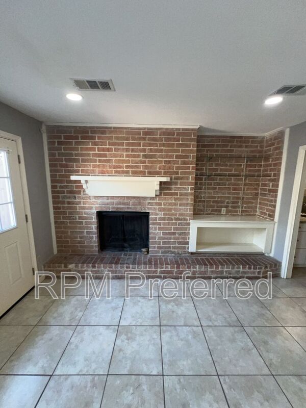Foto del edificio - 10379 Briar Forest Dr