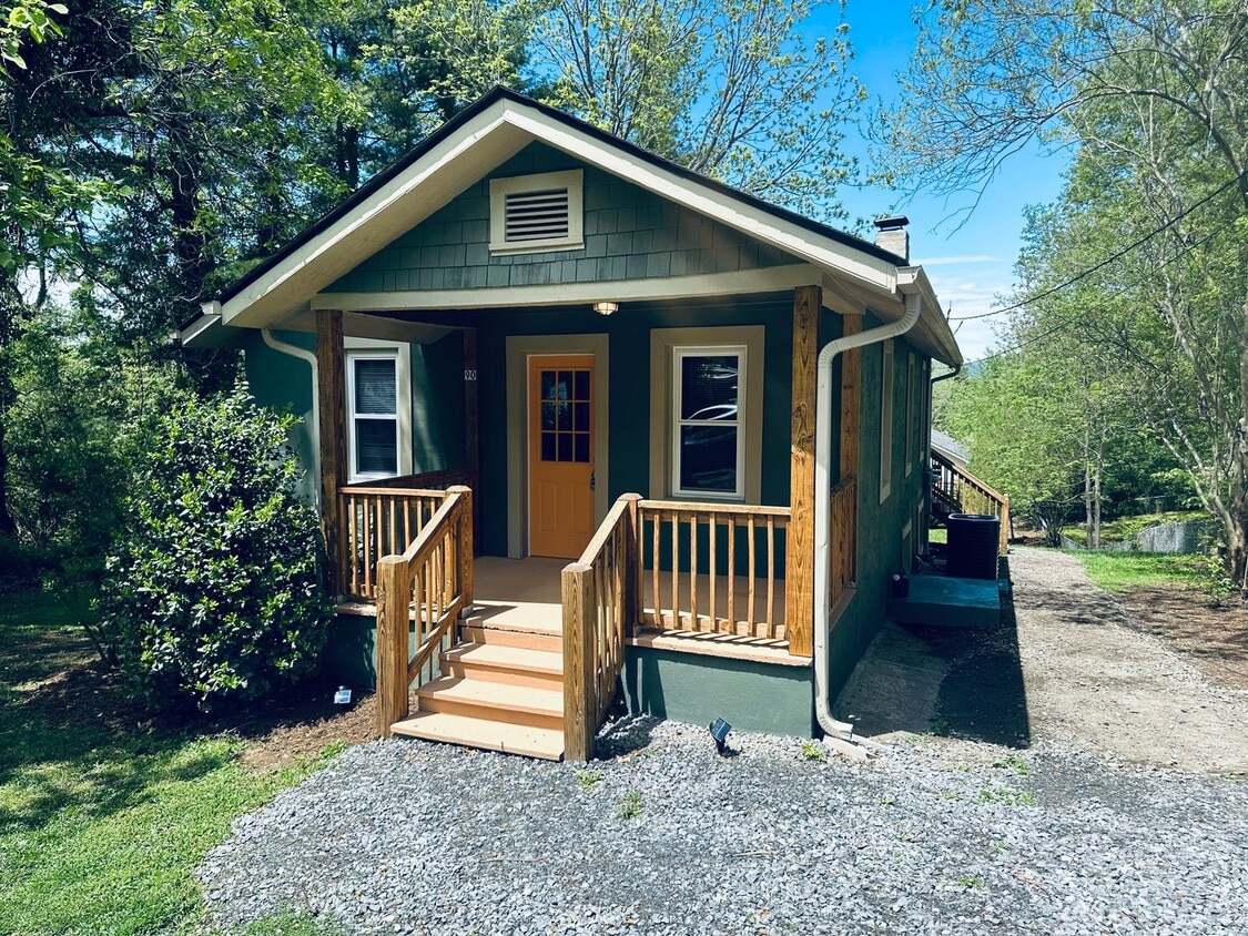 Primary Photo - Delightful Upgraded 2-Bedroom Bungalow wit...