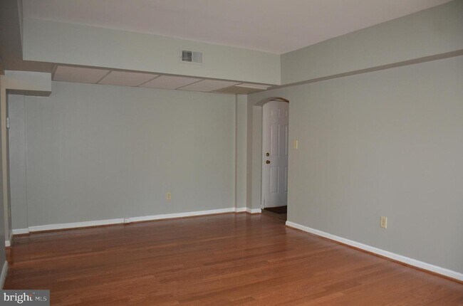Building Photo - 1736 Queens Ln