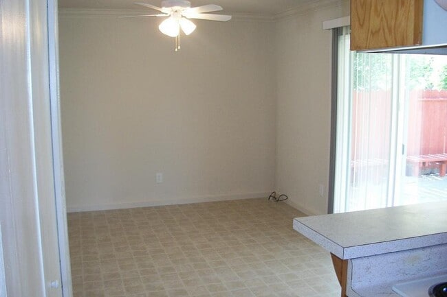 Building Photo - Great Location, Close to Everything!