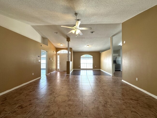 Building Photo - 147 Steeplechase Dr