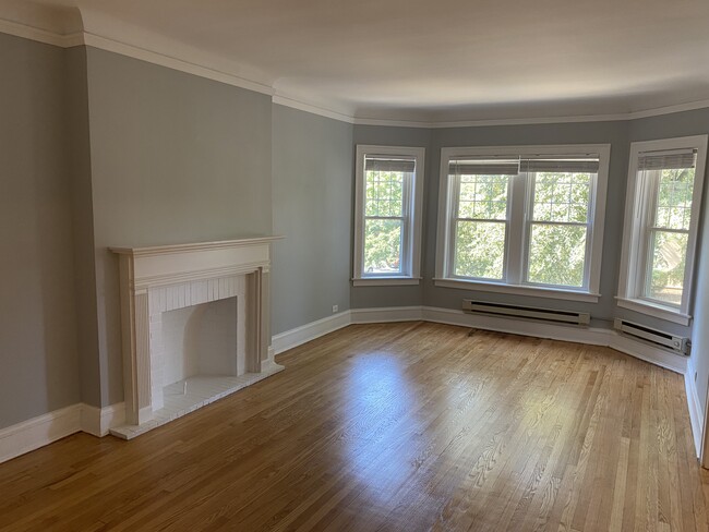 Building Photo - 325 Kedzie St
