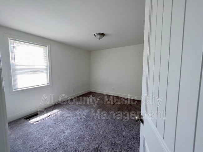 Building Photo - 1013 Chadwell Dr