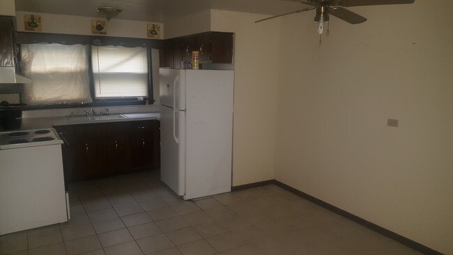 Building Photo - 1379 River Dr