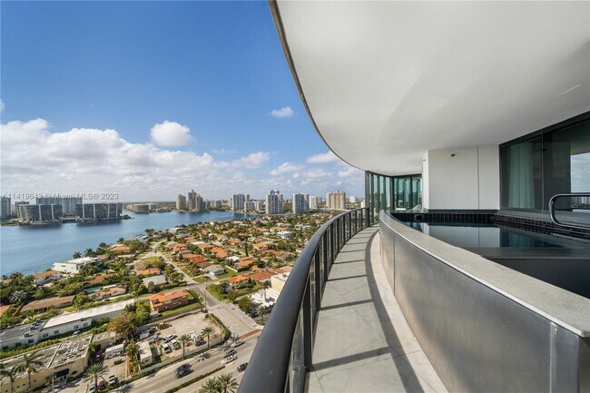 Building Photo - 18555 Collins Ave