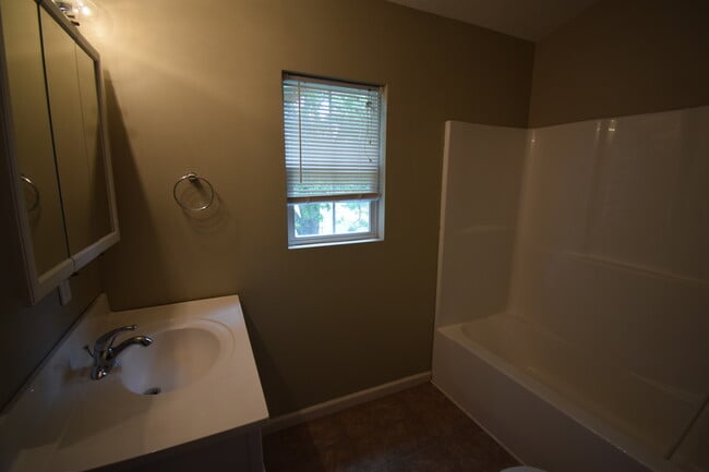 Building Photo - VIRTUAL SHOWINGS AVAILABLE - Beautifully U...