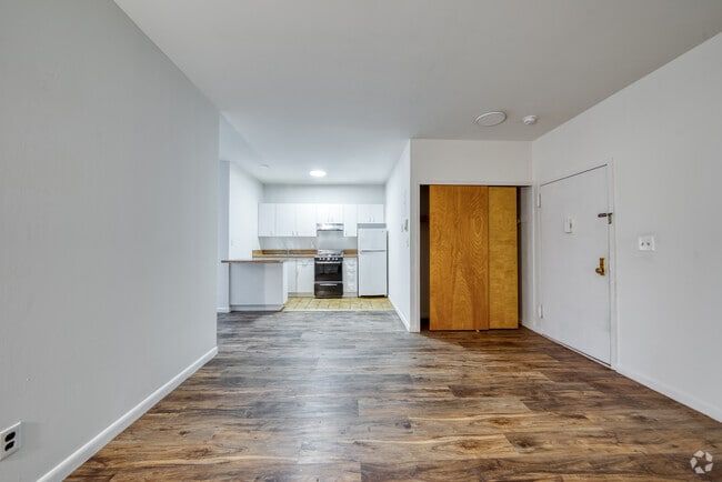 Building Photo - 2328 Steinway St