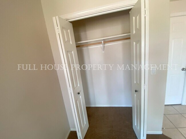 Building Photo - 3 br, 2 bath House - 6049 Pine Ridge Pl.