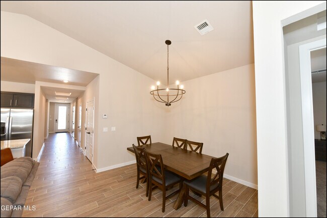 Foto del edificio - 975 Bicknor Pl