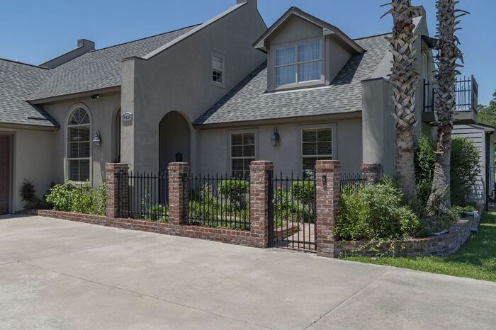 Primary Photo - 4 Bedroom house with pool for rent