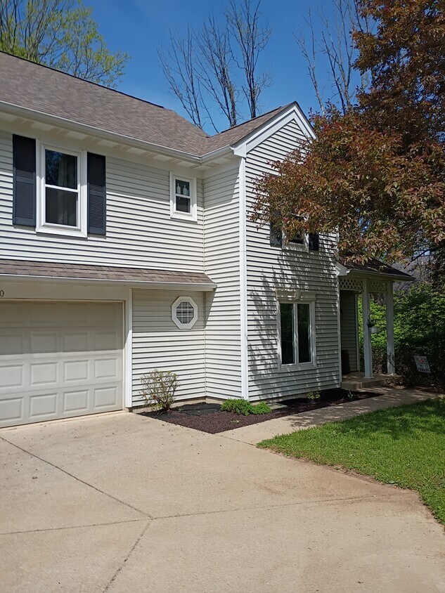Foto principal - 2210 S Laurelwood Cir