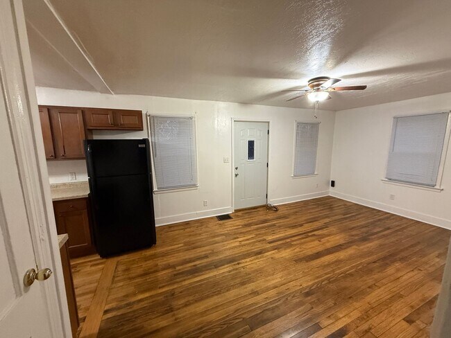 Foto del edificio - 3315 Valley Dr