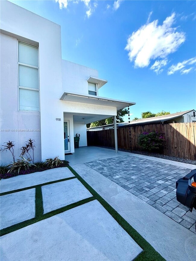 Building Photo - 918 NW 23rd Ct