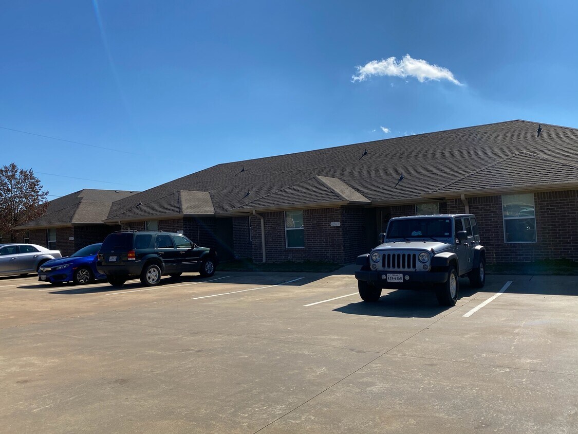 Foto principal - 4241 Castlegate Dr