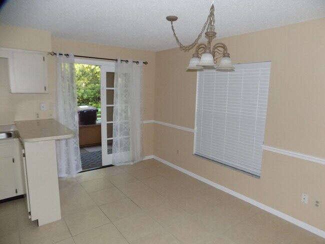 Foto del edificio - 2/2.5 Duplex For Rent at 1915 E. Central B...