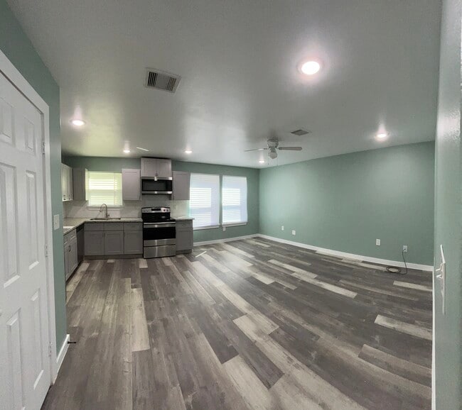 Building Photo - 8220 Crestview Dr