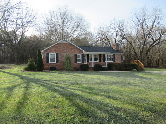 Building Photo - 3 Bedroom 2 Bath Brick Ranch Just West of ...