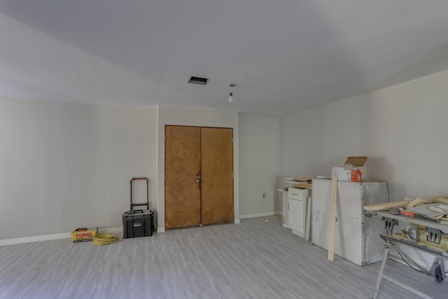 Building Photo - 172 W Kelly Park Rd