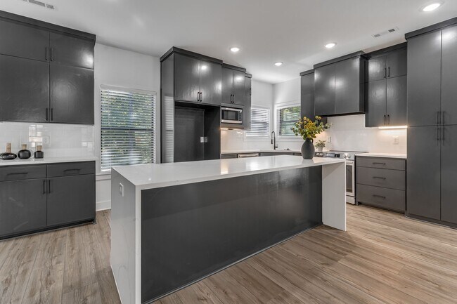 Foto del edificio - Brand New Bella Vista Beauty!