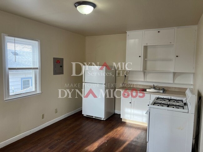 Building Photo - 403 S Wayland Ave