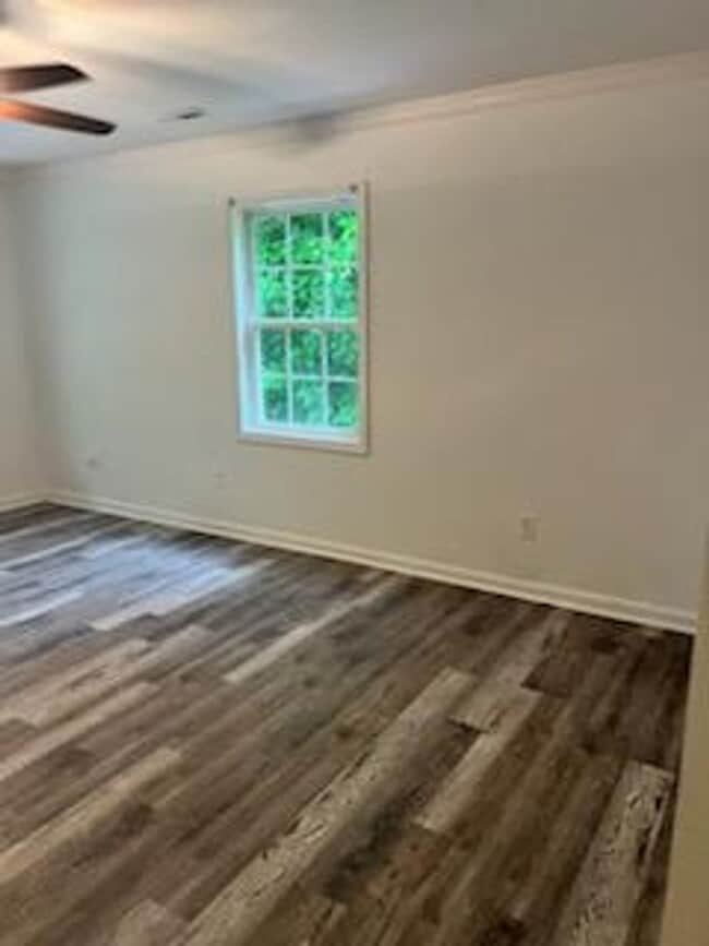 Building Photo - Comfort & Privacy!