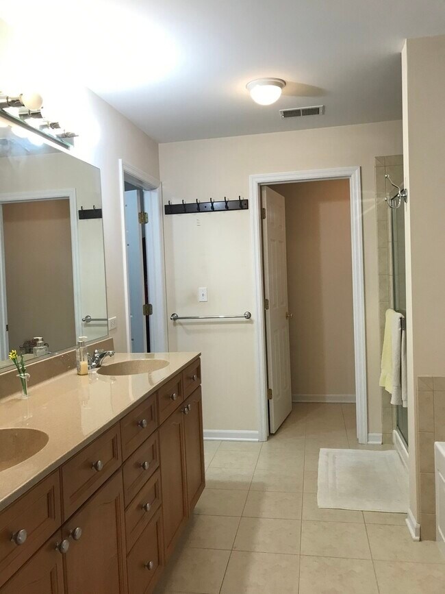 Foto del edificio - 148 Indian Meadow Ln