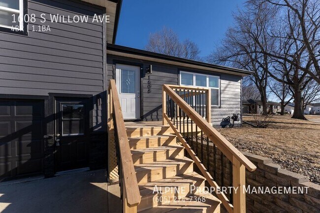 Building Photo - Newly Remodeled 4 Bed/1.5 Bath Home For Rent!