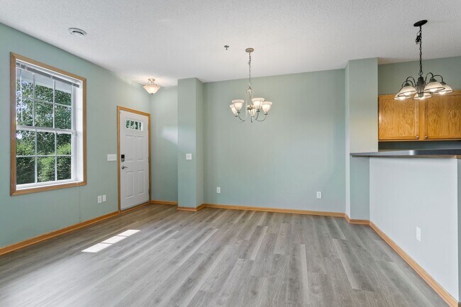 Foto del edificio - Freshly Remodeled 3bd 3ba Townhome for Rent in Club West, Blaine – Pond View!