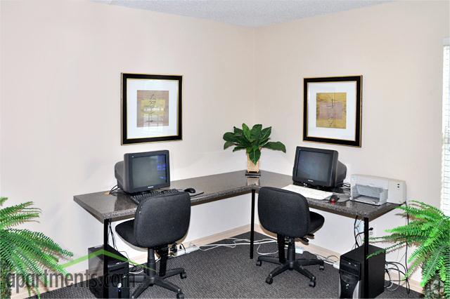 Business Center - Colonial Pointe Apartments