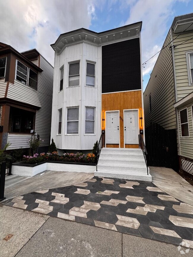 Building Photo - 605 3rd St