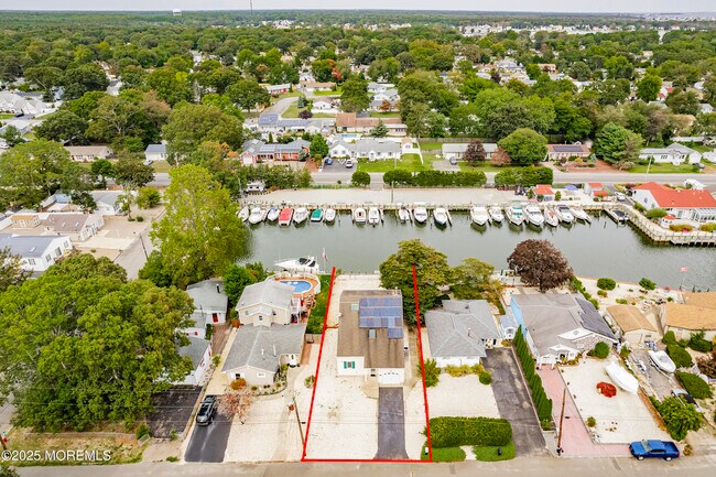 Foto del edificio - 410 Hemlock Dr