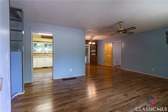 Building Photo - 1037 College Station Rd