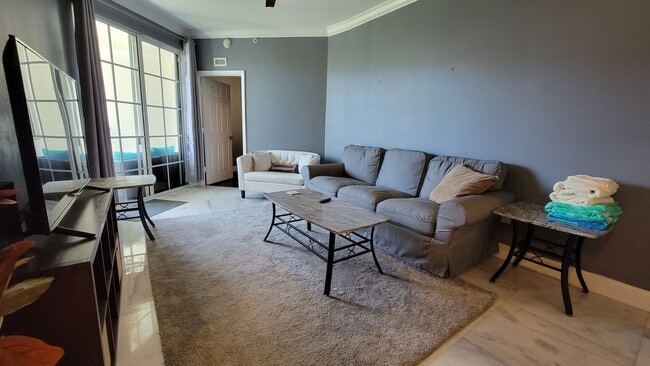 Building Photo - Luxury Condo On The Top Floor at Solé in Flagler Village