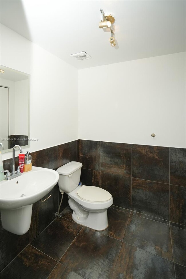 Foto del edificio - 690 SW 1st Ct