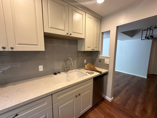 Foto del edificio - 1541 E Waterbury Dr