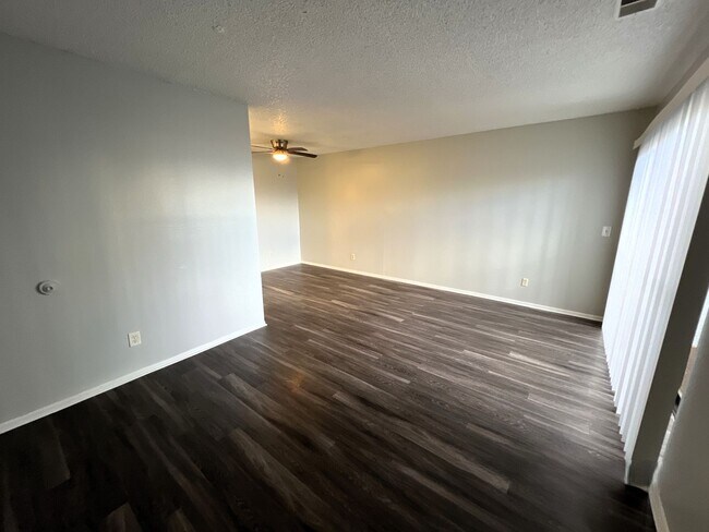 Foto del edificio - 2 Bedroom 1 Bathroom Garden Level Apartment in Aurora