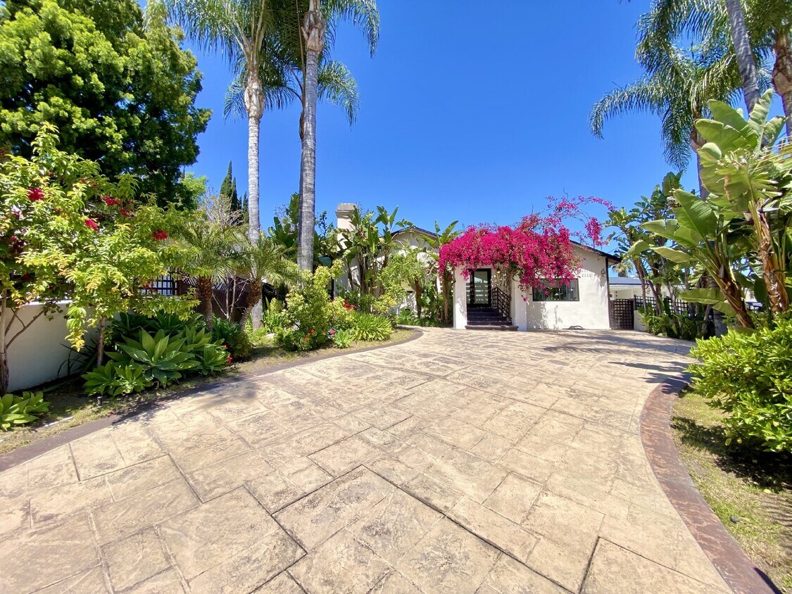 22263 MacFarlane Dr, Los Angeles, CA 91364 Room for Rent in Los